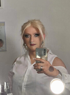 Wake up! Grab a brush and put a little make-up!